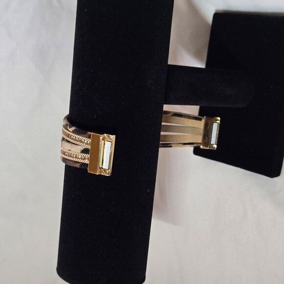 Brown and Gold Bracelet with Intricate Design and Textured Finish - Picture 4 of 4